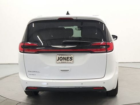 Used 2024 Chrysler Pacifica Touring-L FWD image 6