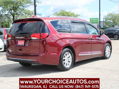 Used 2020 Chrysler Pacifica Touring-L image 5