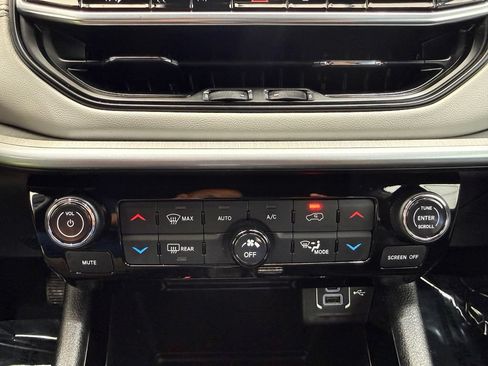 Used 2025 Jeep Compass Limited AWD/4WD image 37