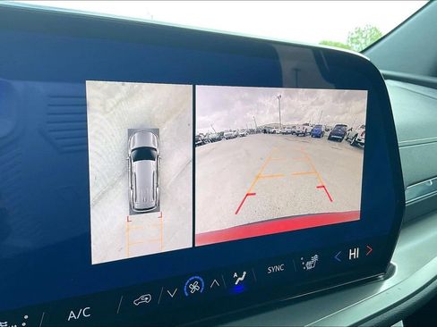 Used 2024 Chevrolet Traverse LT FWD image 13