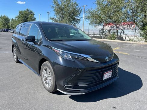 Used 2025 Toyota Sienna LE FWD image 3