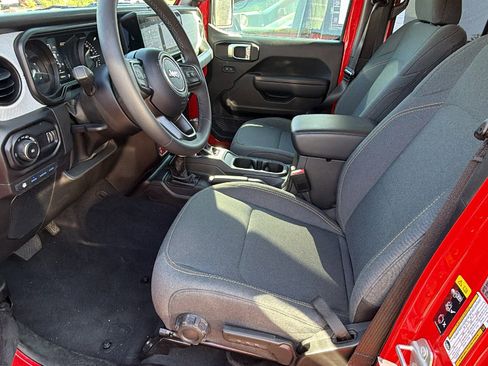 Used 2025 Jeep Wrangler Willys AWD/4WD image 16