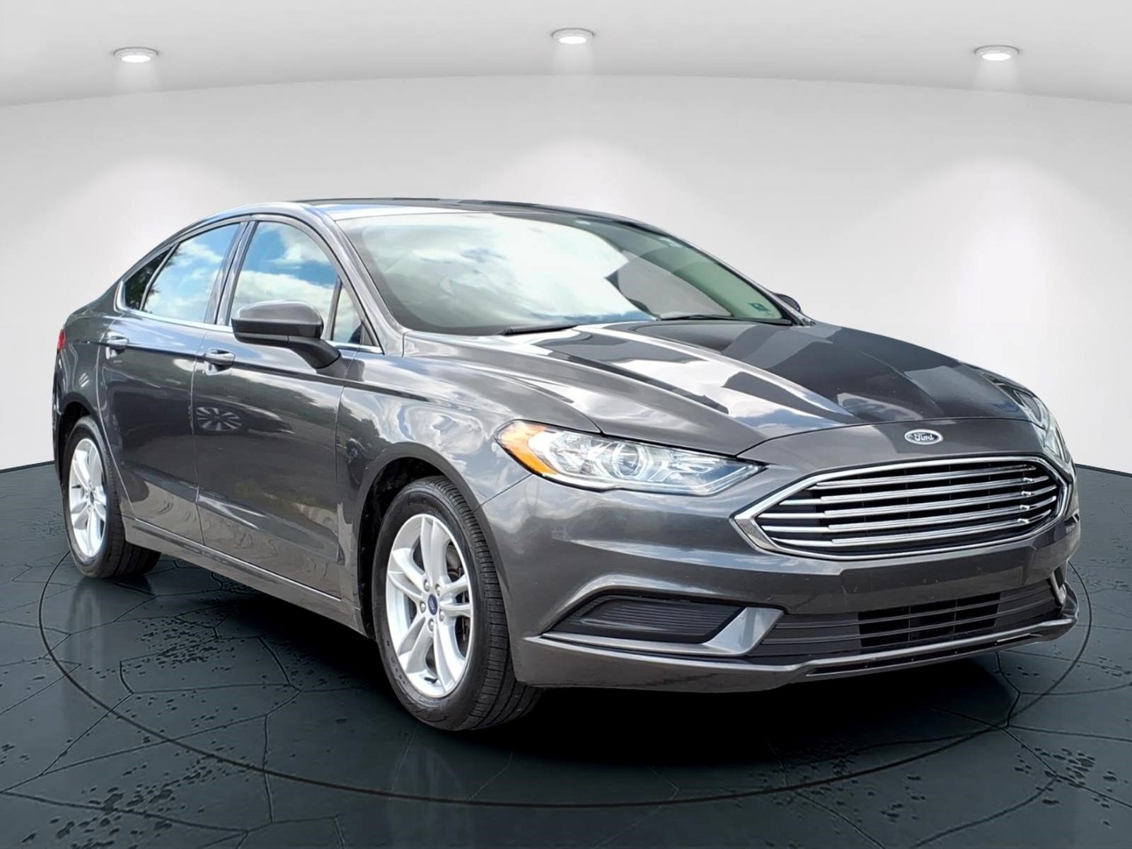 Used 2018 Ford Fusion SE w/ Fusion SE Technology Package FWD image 1