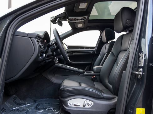 Certified 2025 Porsche Macan image 24