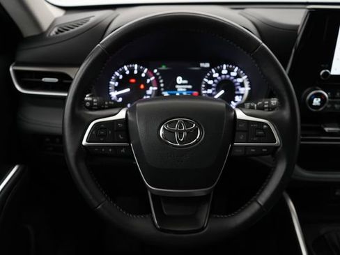 Used 2024 Toyota Highlander LE AWD/4WD image 16