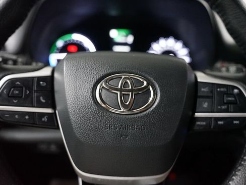Used 2023 Toyota Sienna XLE FWD image 18