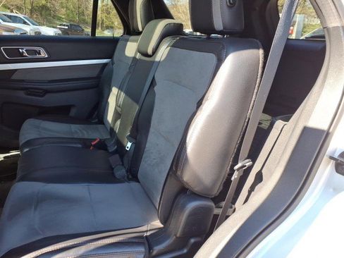 Used 2017 Ford Explorer XLT w/ Equipment Group 202A AWD/4WD image 10
