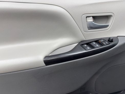 Used 2018 Toyota Sienna LE w/ Carpet Mat Package FWD image 34