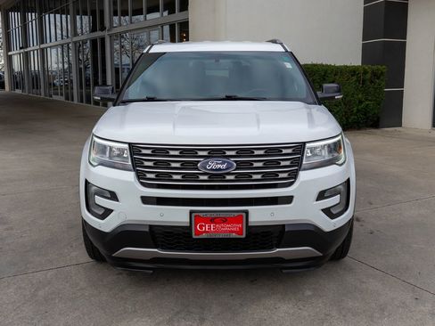 Used 2017 Ford Explorer XLT w/ Equipment Group 202A image 2