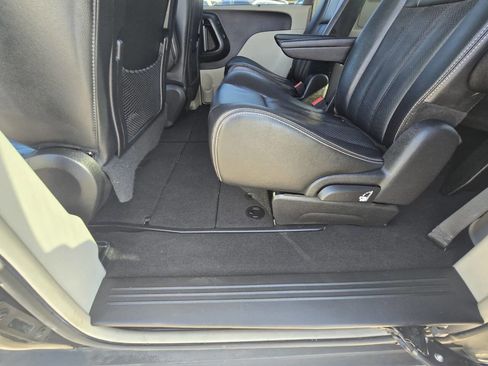 Used 2014 Chrysler Town & Country Touring-L w/ Driver Convenience Group image 29