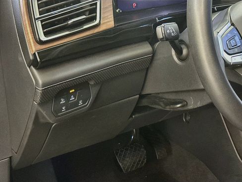 Used 2025 Volkswagen Atlas SE AWD/4WD image 17