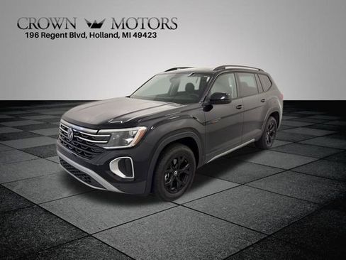 Used 2025 Volkswagen Atlas Peak Edition SE image 3