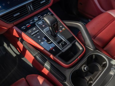 Certified 2022 Porsche Cayenne Platinum Edition image 24