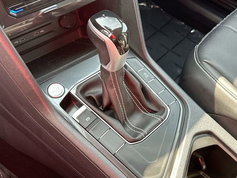 Used 2024 Volkswagen Tiguan SE image 19