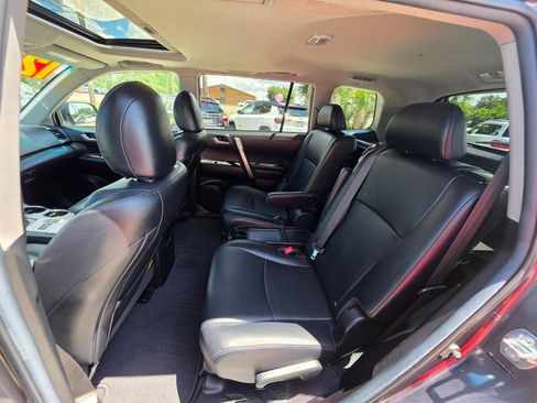Used 2012 Toyota Highlander SE w/ Tow Pkg FWD image 12