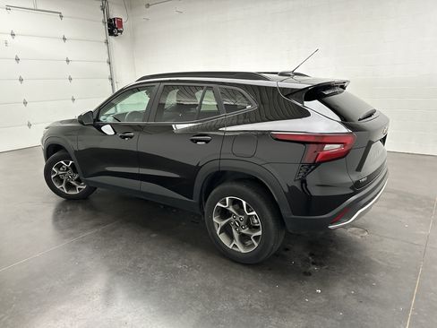 Used 2025 Chevrolet Trax LT FWD image 6