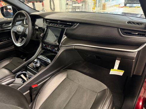 Certified 2025 Jeep Grand Cherokee L Altitude image 3