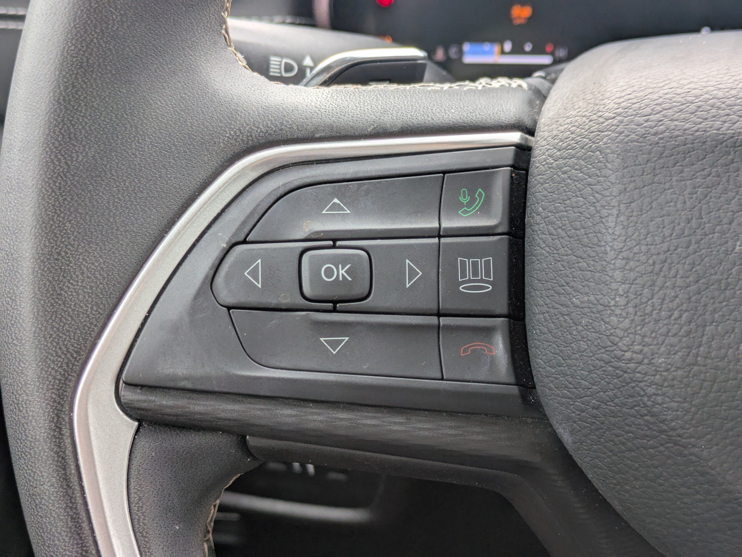 Used 2023 Jeep Grand Cherokee Laredo AWD/4WD image 23
