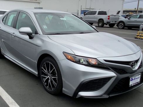 Used 2022 Toyota Camry SE image 4