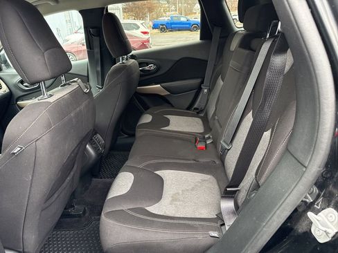 Used 2018 Jeep Cherokee Latitude w/ Altitude Package AWD/4WD image 6
