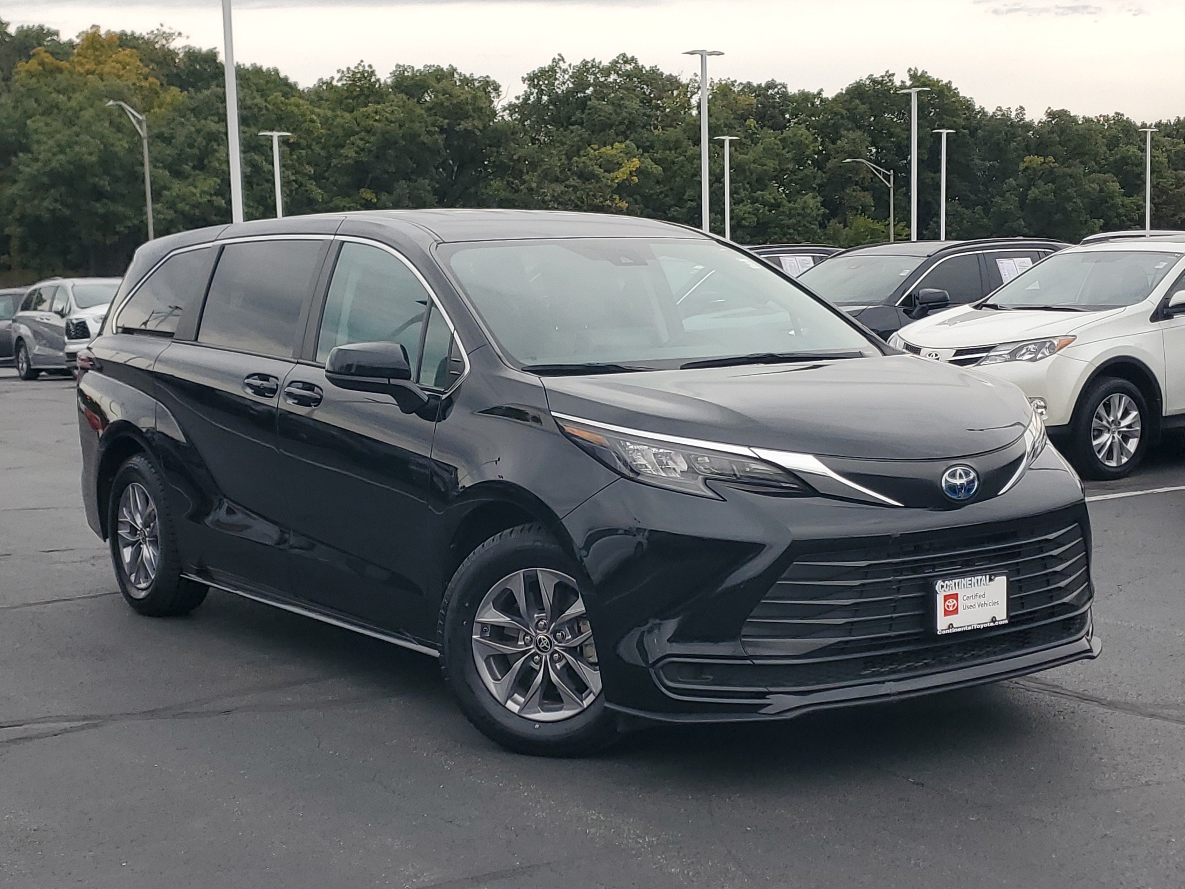 Certified 2024 Toyota Sienna LE FWD image 33