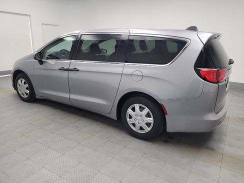 Used 2020 Chrysler Voyager L image 3