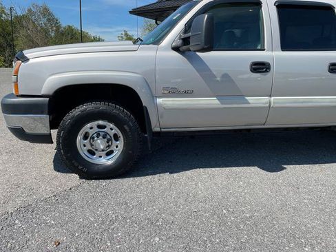 Used 2006 Chevrolet Silverado 2500 LT w/ Heavy-Duty Power Package AWD/4WD image 2