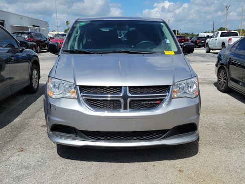 Used 2019 Dodge Grand Caravan SE w/ UConnect Hands-Free Group FWD image 2