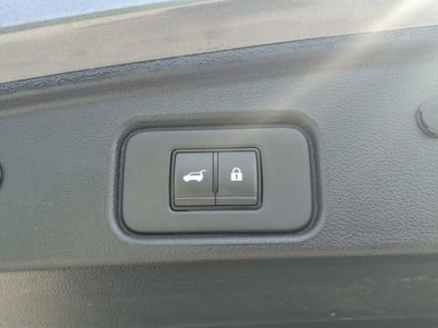 Used 2025 Nissan Pathfinder SV image 14