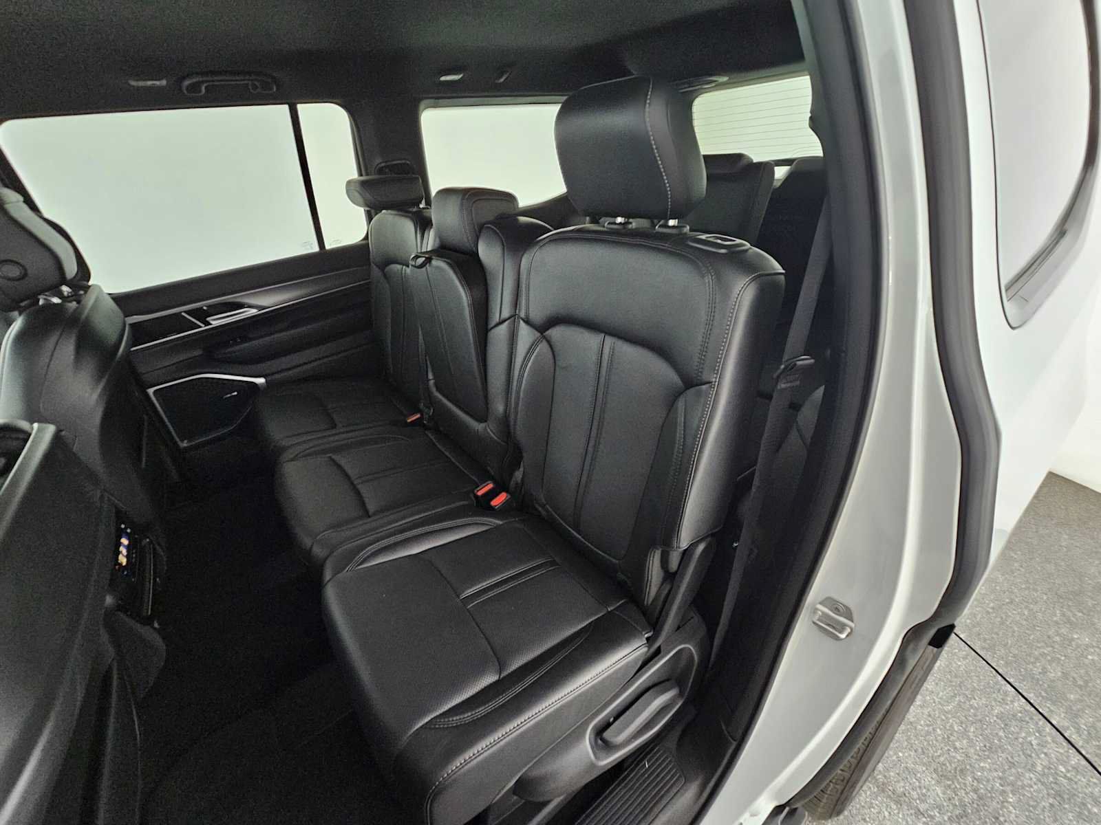 Used 2025 Jeep Wagoneer Series II w/ 8-Passenger Seating Package AWD/4WD image 19