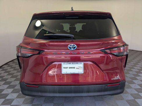 Used 2021 Toyota Sienna LE FWD image 6
