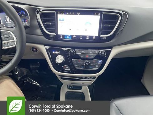 Used 2024 Chrysler Pacifica Touring-L image 32