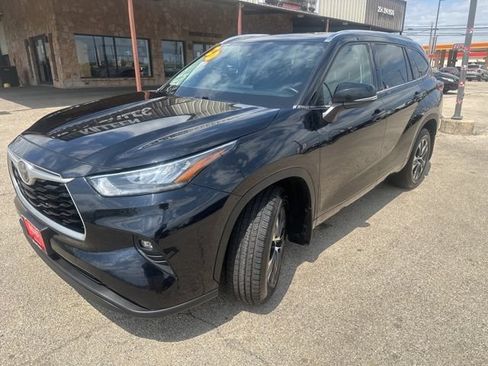 Used 2020 Toyota Highlander XLE AWD/4WD image 2