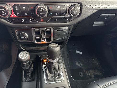 New 2025 Jeep Wrangler Unlimited Sahara w/ Technology Group AWD/4WD image 15