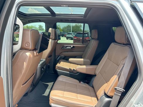 Used 2025 Chevrolet Tahoe High Country AWD/4WD image 24