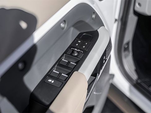 Used 2024 Land Rover Defender 110 X-Dynamic SE image 23