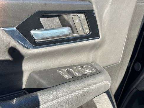 Used 2025 GMC Yukon Denali image 9