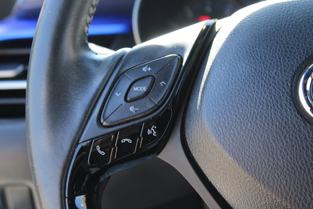 Used 2020 Toyota C-HR XLE FWD image 24