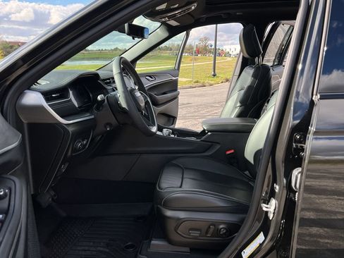 Used 2024 Jeep Grand Cherokee Limited w/ Luxury Tech Group II image 14