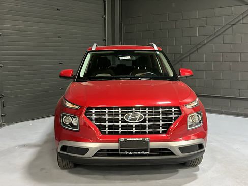Used 2023 Hyundai Venue SEL FWD image 2