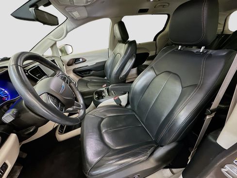 Used 2018 Chrysler Pacifica Touring-L image 13
