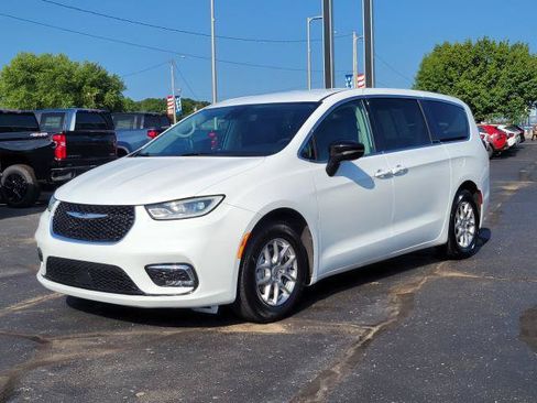 Used 2024 Chrysler Pacifica Touring-L FWD image 4