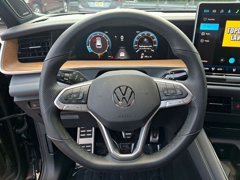 Certified 2025 Volkswagen Tiguan SEL R-Line AWD/4WD image 19
