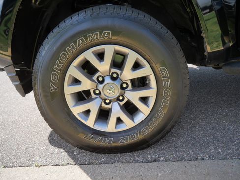 Used 2019 Toyota Tacoma SR5 AWD/4WD image 15