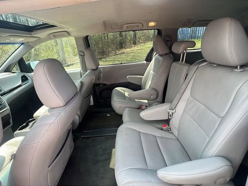 Used 2017 Toyota Sienna XLE w/ XLE Navigation Package image 23