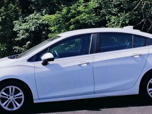 Used 2018 Chevrolet Cruze LT w/ Convenience Package FWD image 8