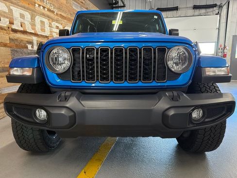 Used 2025 Jeep Gladiator Sport AWD/4WD image 6