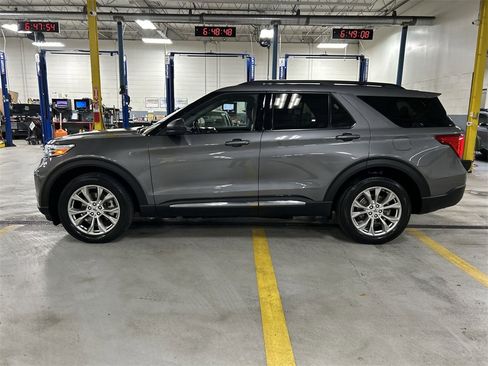 Used 2021 Ford Explorer XLT w/ Equipment Group 202A image 5