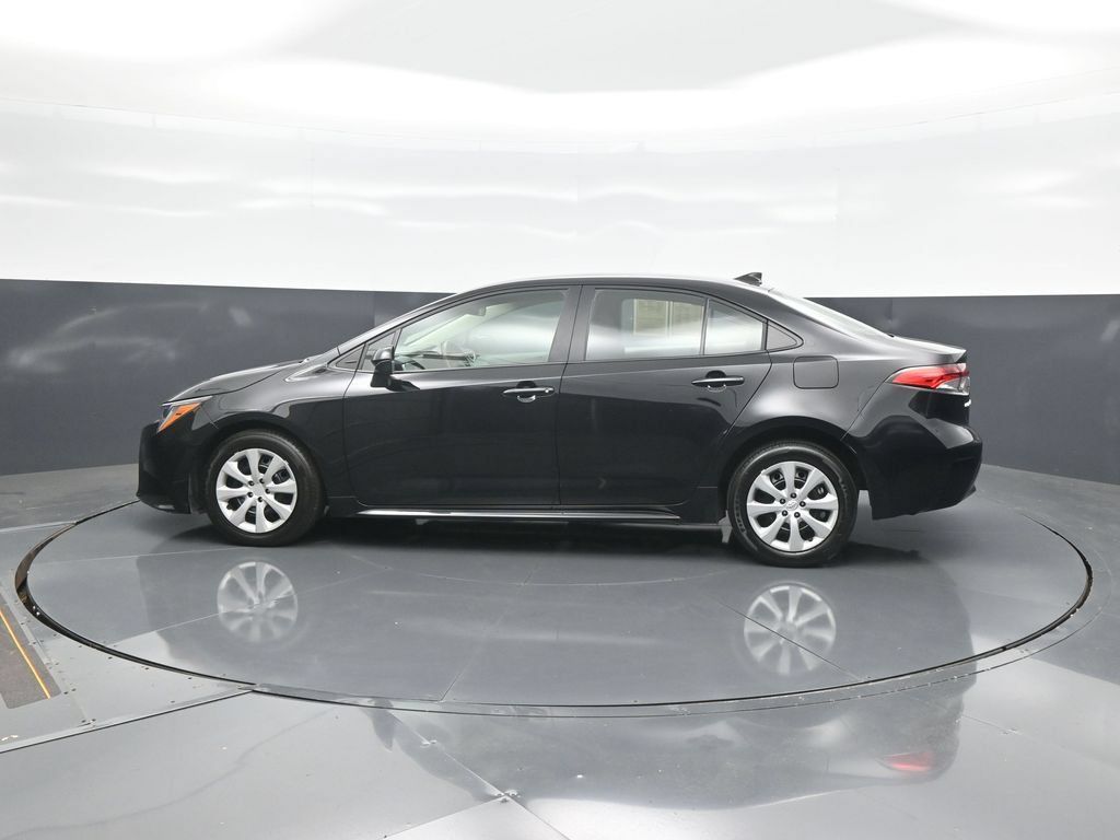 Used 2025 Toyota Corolla LE FWD image 4