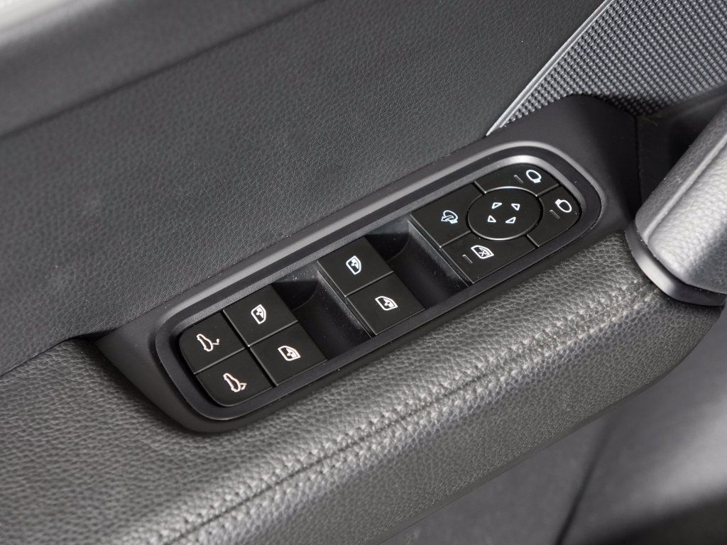 Certified 2024 Porsche Cayenne AWD/4WD image 18